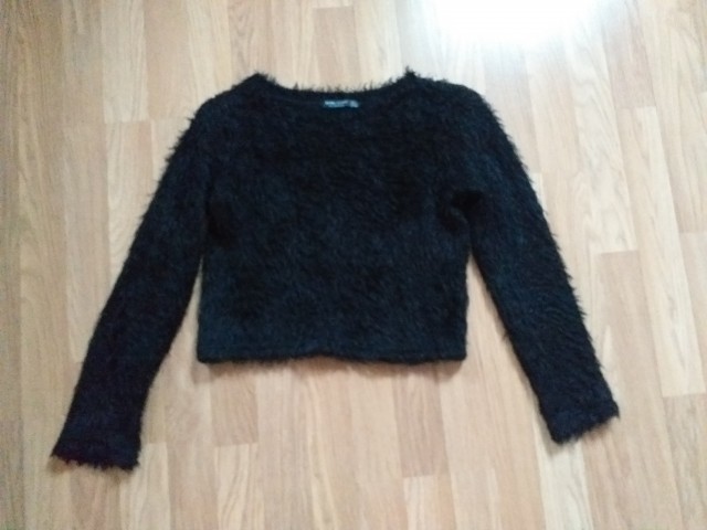 Bershka kosmaten crop pulover št.M, 5€
