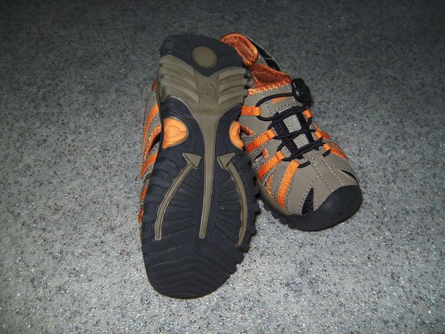 Poletni sandali, kot novi, št.28, cena 7€