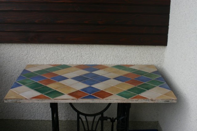 Moja miza iz ploščic na podstavku starinske mize za šivanje.