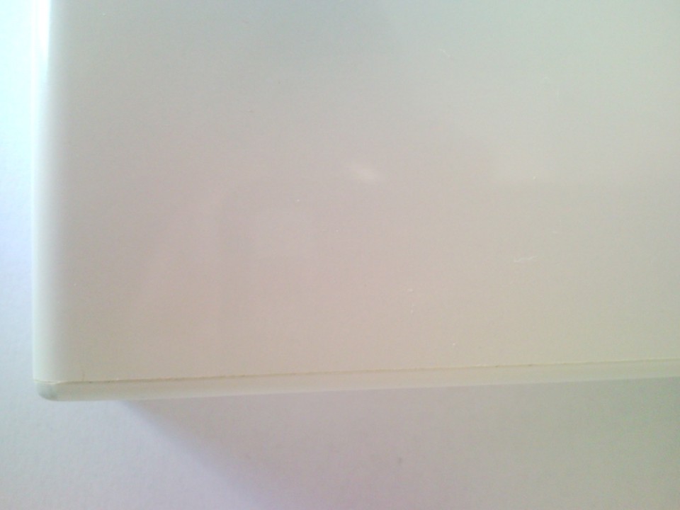 črn rob pri beli kuhinji - foto povečava