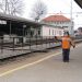 čakanje na vlak, ki naju bo popeljal v praznično Ljubljano