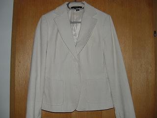 žametni blazer ZARA št. 38

cena:6000 (bil je 12000)