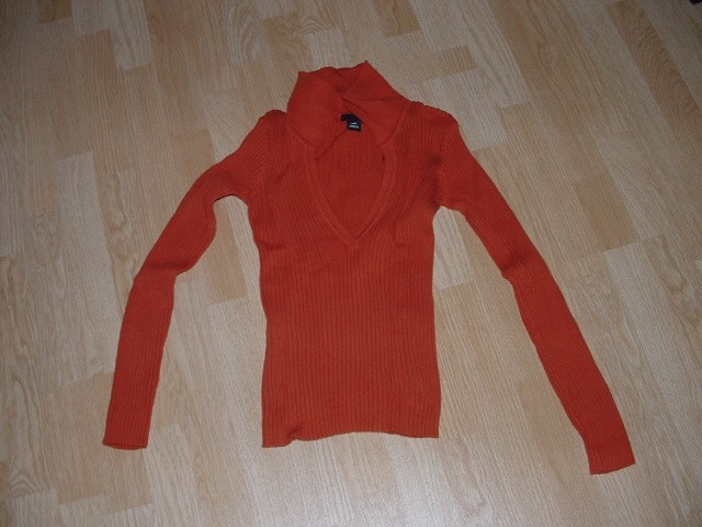 pulover H&M št. S

cena: 2000