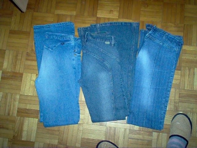 Jeans hlače, št od leve proti desni: 38, 36, 38-40. Vsake po 1900 sit.

na voljo le še s