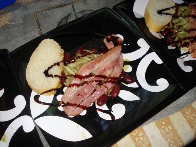 Popečena slanina na fižolu s črno redkvijo