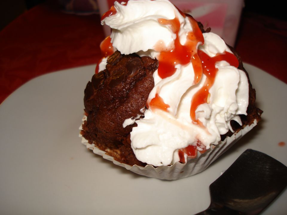 Čokoladni mufin s sladoledom in smetano