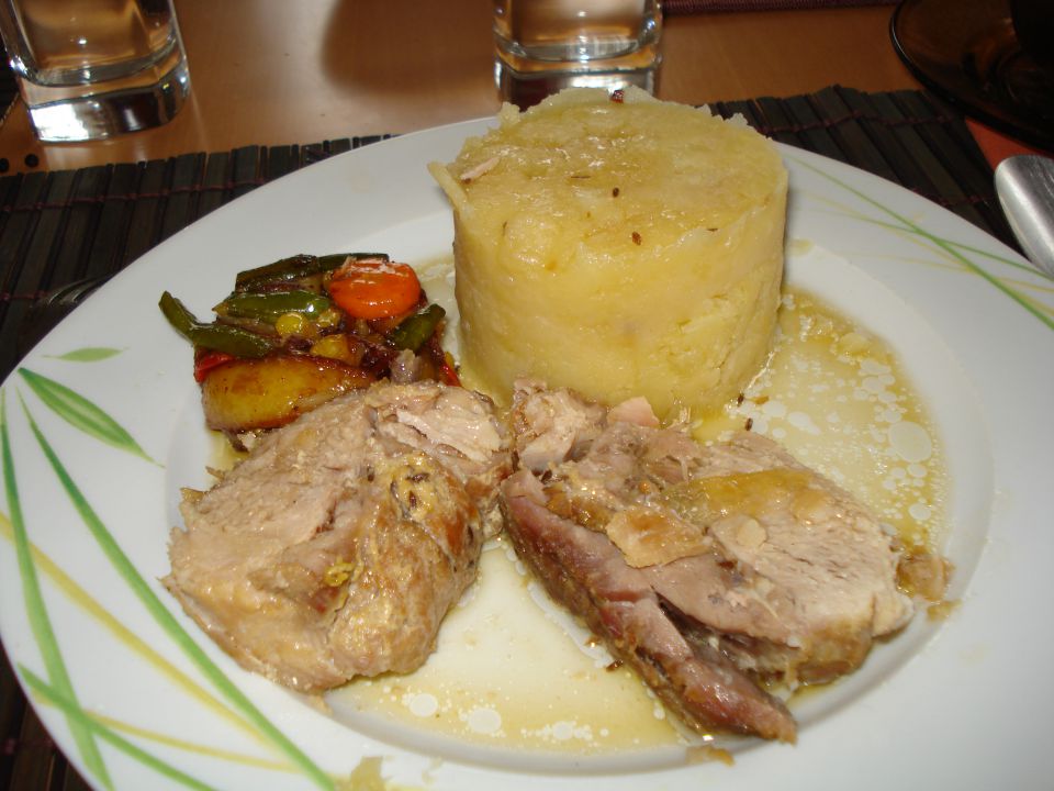 Svinjska pečenka s praženim krompirjem in dušeno zelenjavo