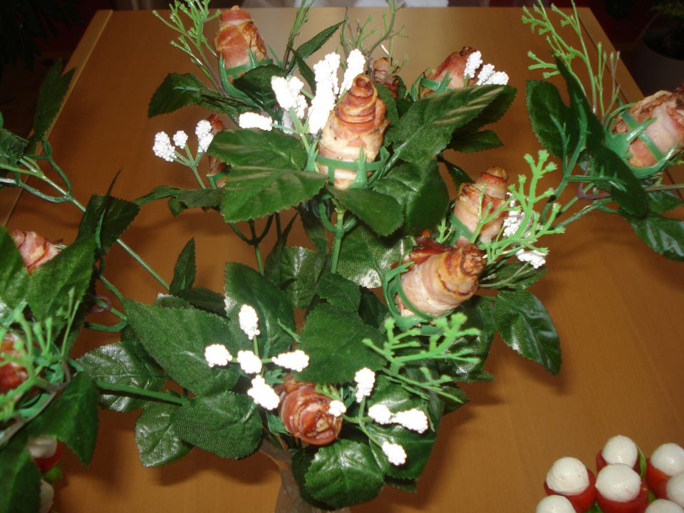 Umetne cvetove  so zamenjale užitne pečene vrtnice iz slanine