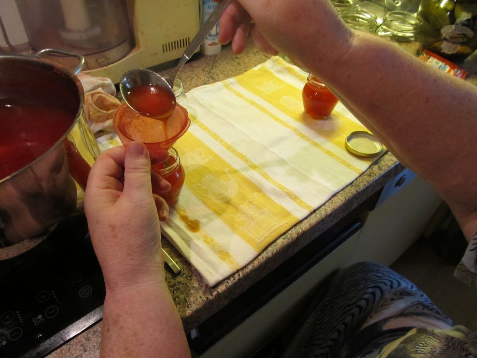 Polnjenje vroče marmelade v kozarčke
