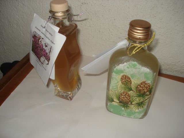 Steklenici s sirupom iz smrekovih vršičkov