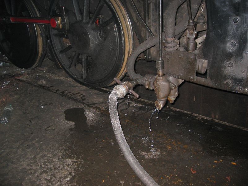 Parna lokomotiva - napajanje z vodo - foto povečava