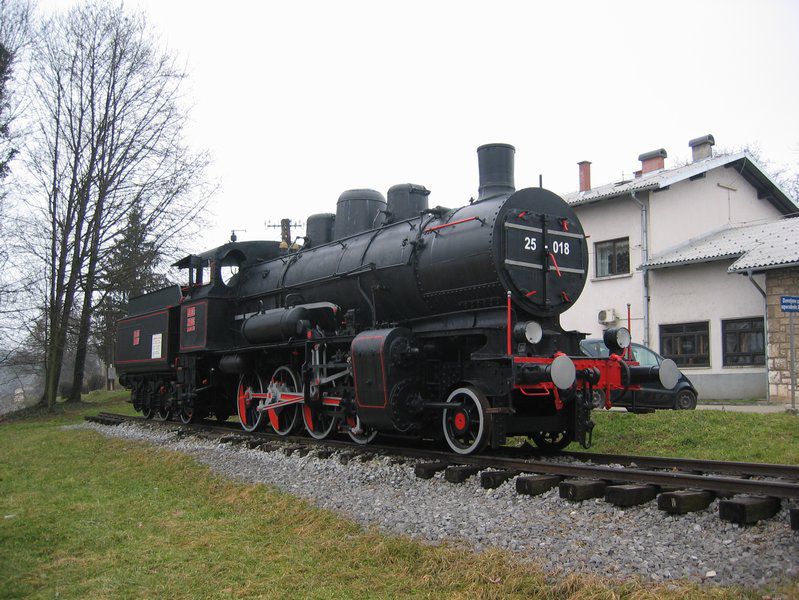 Parna lokomotiva 25-018 na postaji Črnomelj - foto povečava