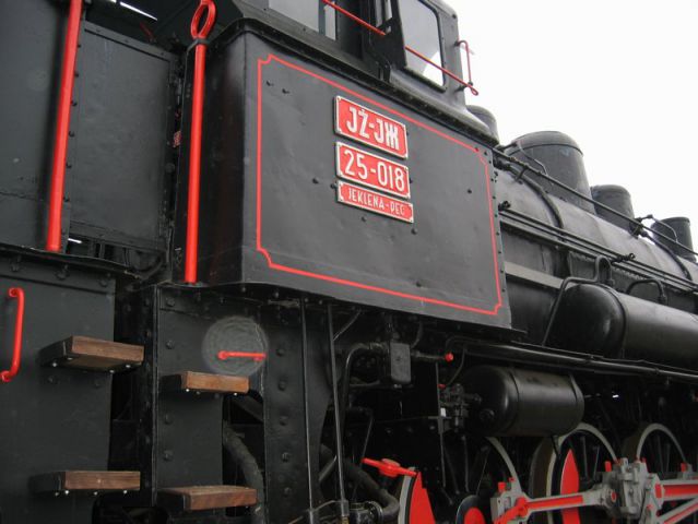 Parna lokomotiva 25-018 na postaji Črnomelj - foto