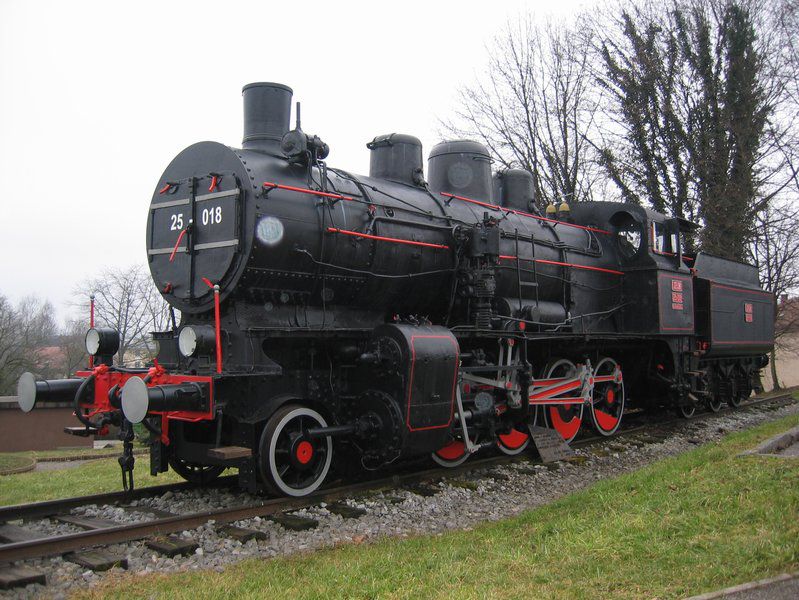 Parna lokomotiva 25-018 na postaji Črnomelj - foto povečava