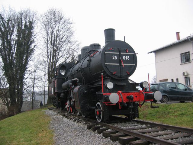 Parna lokomotiva 25-018 na postaji Črnomelj - foto