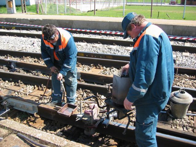 Popravilo proge v Račah - foto