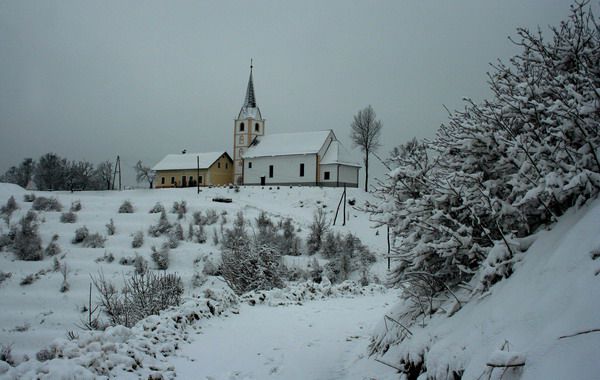 Cerkev sv. Ane na sosednjem rebru
