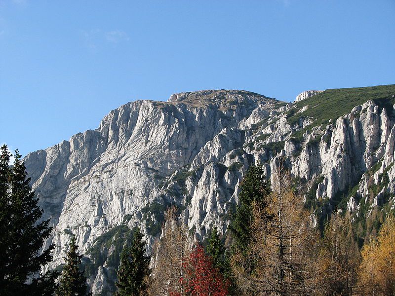 Južna stena Pece in njen najvišji vrh Kordeževa glava (2125 m)