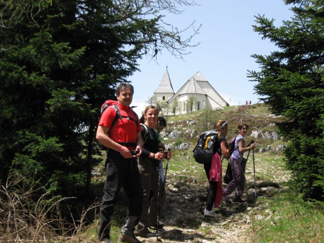 Cerkev sv. Uršule na Uršlji gori v ozadju.
