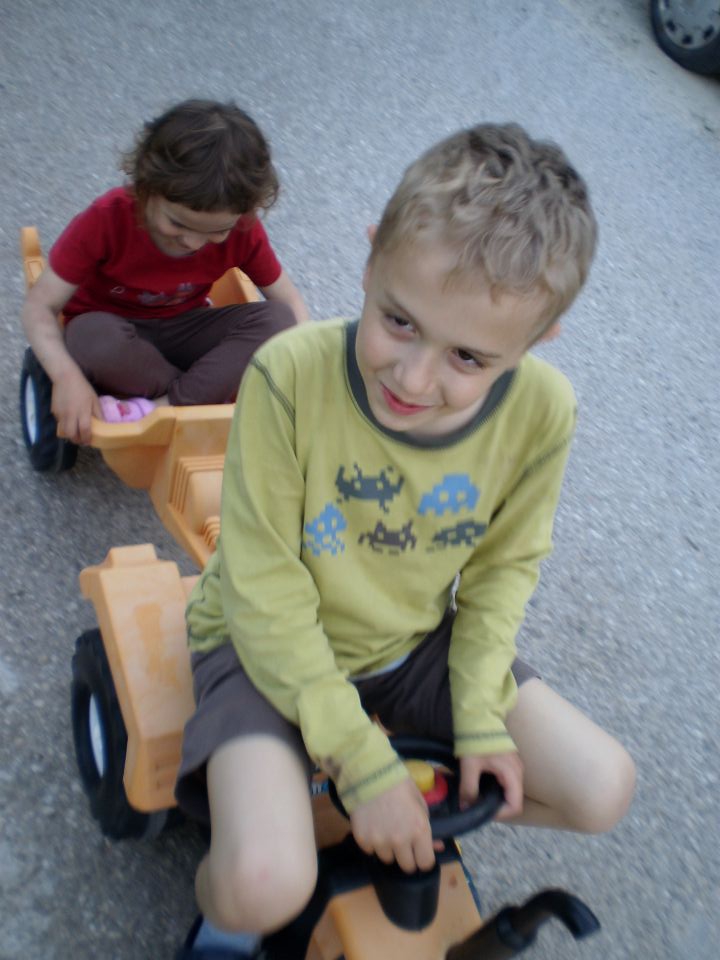 Patrik i Jana neki dan, voze se u Patrkovom starom traktoru :)