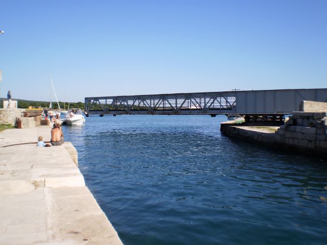 Pomicanje pokretnog mosta između Cresa i Lošinja, u Osoru