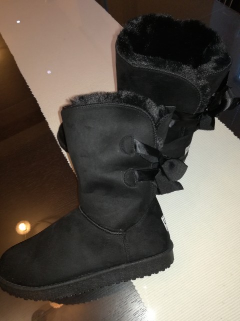Ugg škornji novi št. 37, 38, 39 in 40