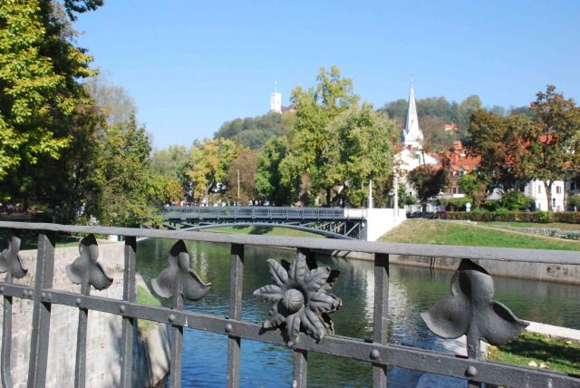 Pogled na most z mostu čez Gradaščico