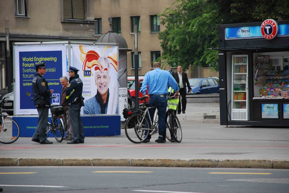 Hop Cefizelj, tale kolesar v plavi srajci bo plačal!