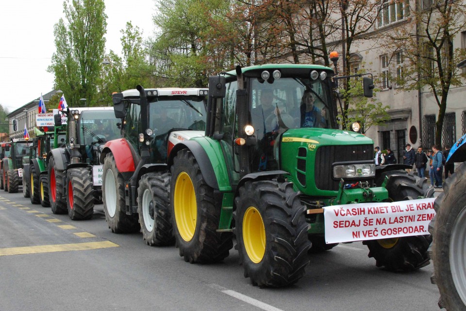 Protest s traktorji - foto povečava