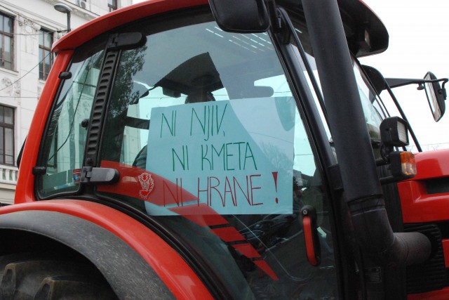 Protest s traktorji - foto