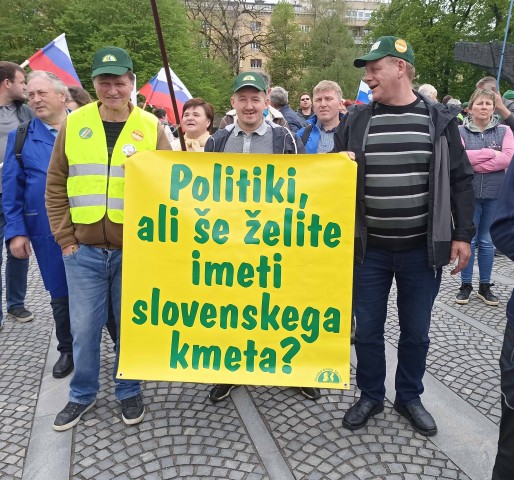 Protest s traktorji - foto