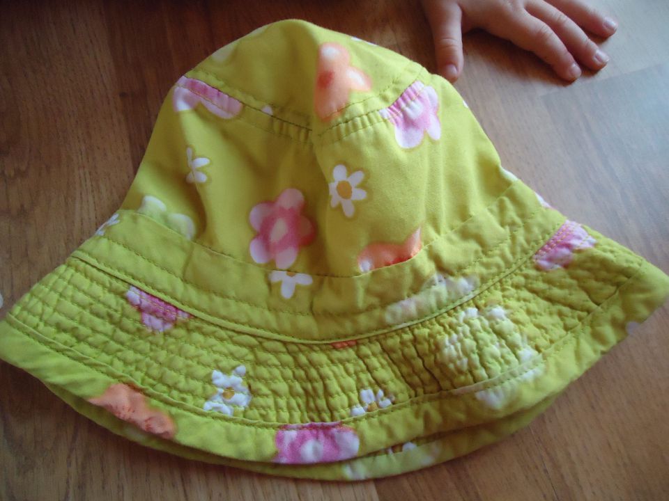 United Colors of Benetton klobuček; za otroka okoli 2 leti