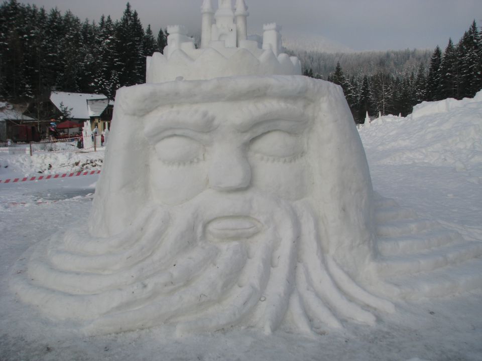 Gradovi kralja Matjaža pod Peco iz snega - foto povečava