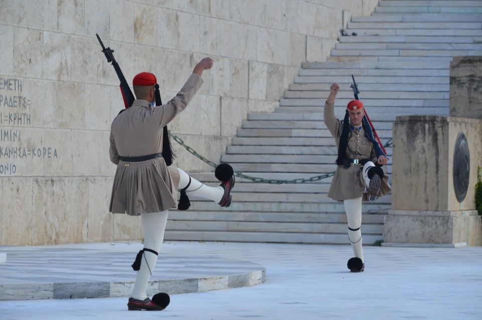 Atene- menjava straže pri parlamentu - foto povečava