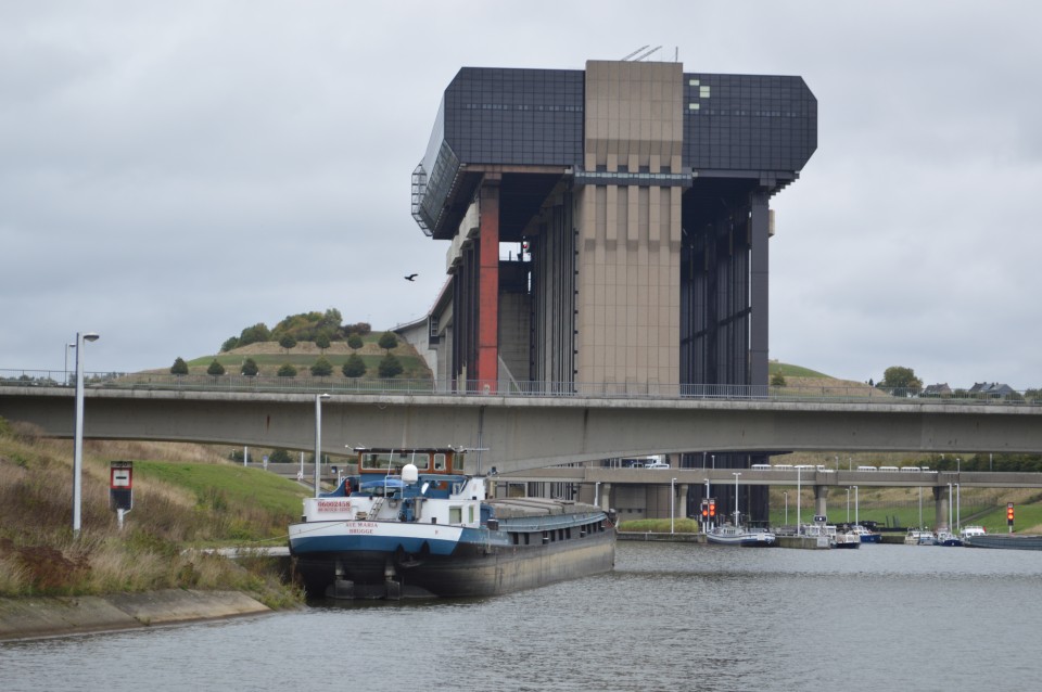 Dvigala za ladje na reki- belgija - foto povečava