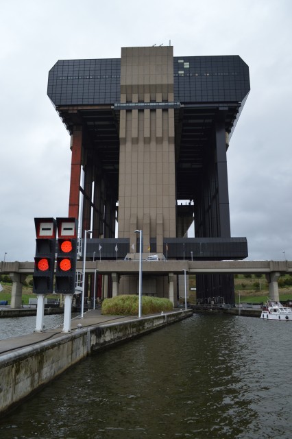 Dvigala za ladje na reki- belgija - foto