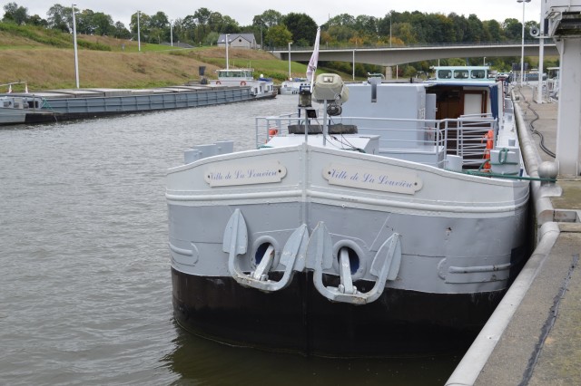 Dvigala za ladje na reki- belgija - foto