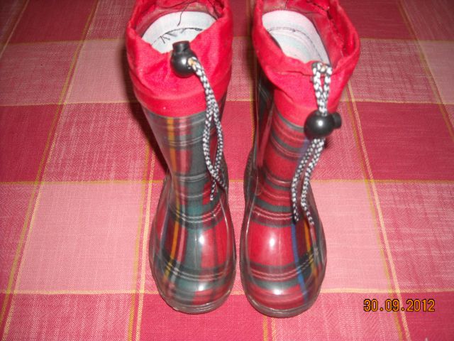 Škornji za dež Ciciban, št. 24, 4,5 €