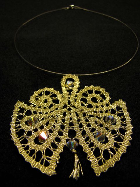 Moderna klekljana ogrlica (pikapolonica) iz idrijske čipke s swarovski kristali