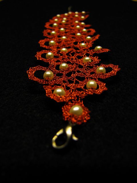 Moderna klekljana zapestnica iz idrijske čipke s perlami