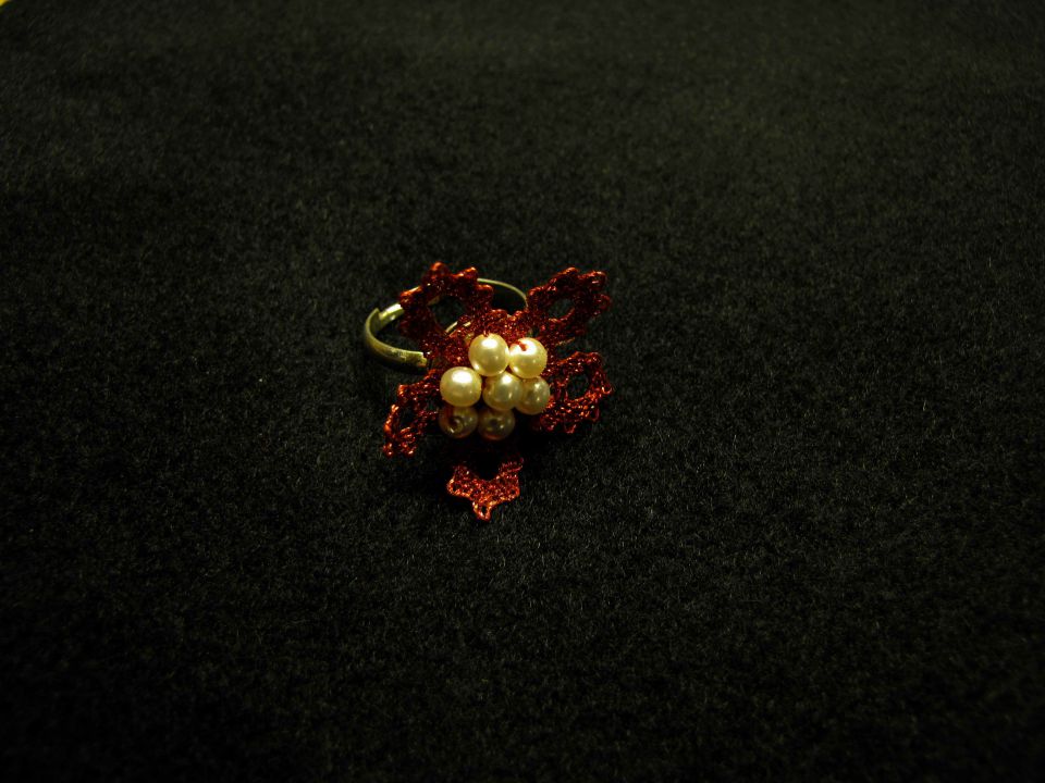 Moderen klekljan prstan (marjetica) iz idrijske čipke s perlami