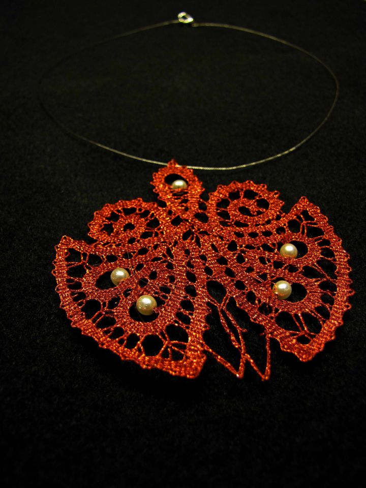 Moderna klekljana ogrlica (pikapolonica) iz idrijske čipke s perlami