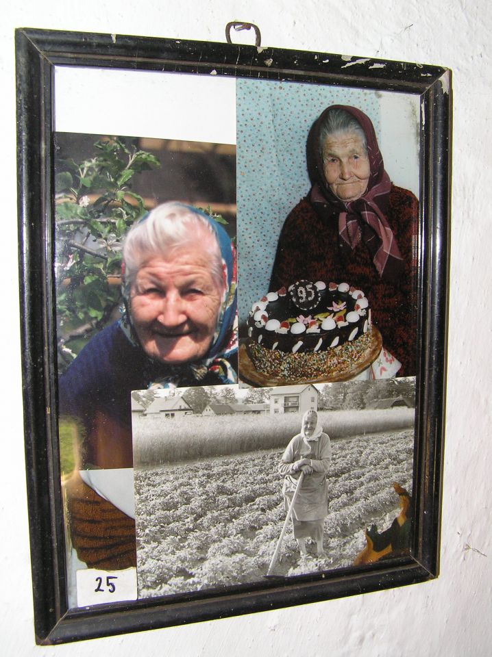 pokojna lastnica hiše Dominkova Kata (s torto) in njena hčer