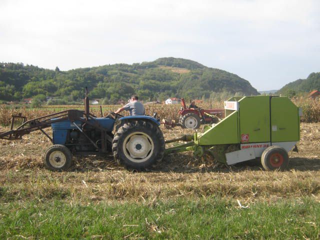 Spremanje kukuruzovine  2012 - foto povečava