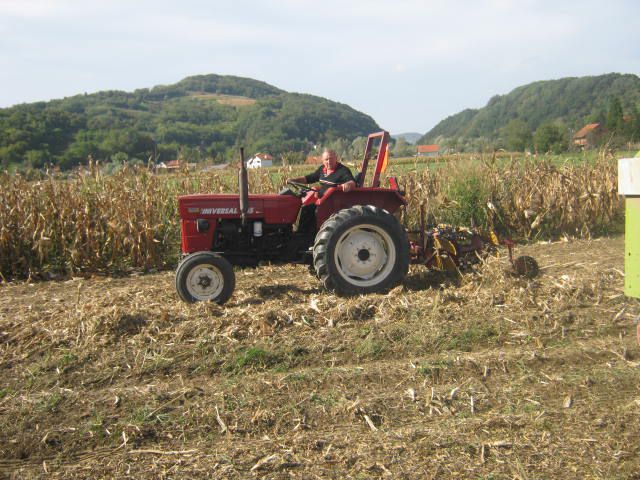 Spremanje kukuruzovine  2012 - foto