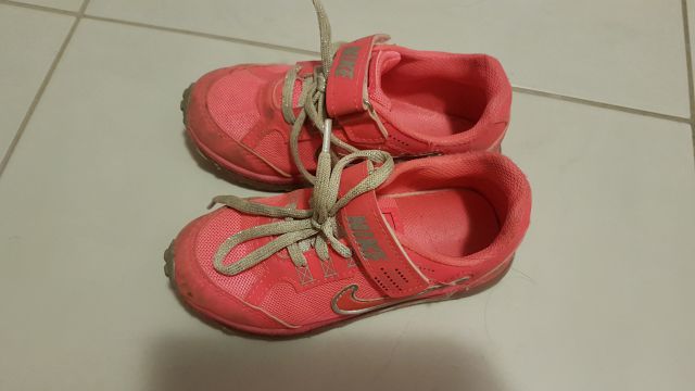Šortni čevlji Nike, vel 28 - (na fotki še niso očiščeni)