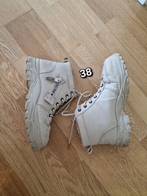 Dekliški čevlji št.38