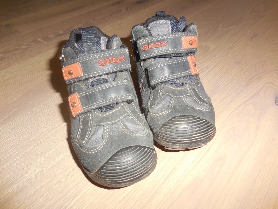 jesenski čevlji geox 24; 10 eur