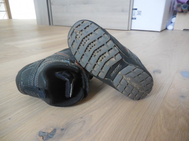 Jesenski čevlji geox 24; 10 eur