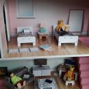 Lesena hišica za punčke z dodatki